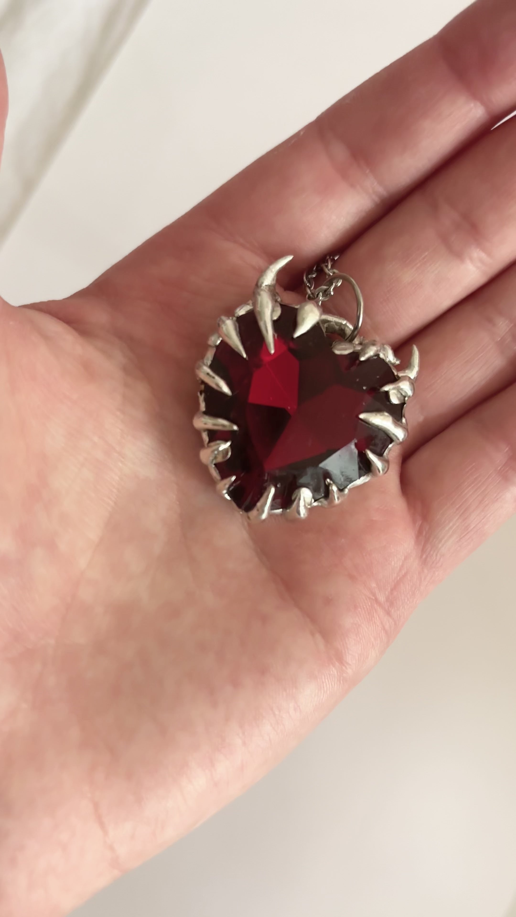 collier pendentif Hidden Track